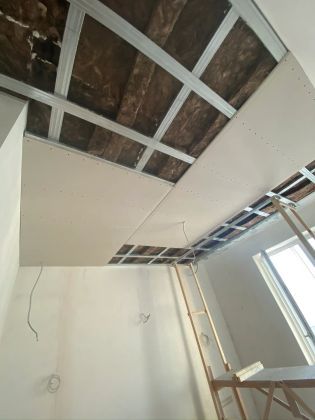 Гипрочный потолок в процессе. Шумоизоляция потолка. Закладные из фанеры под монтаж люстры.