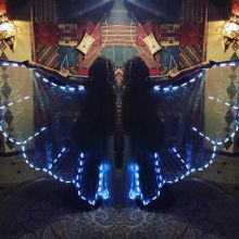 Танец со светящимися крыльями бабочки