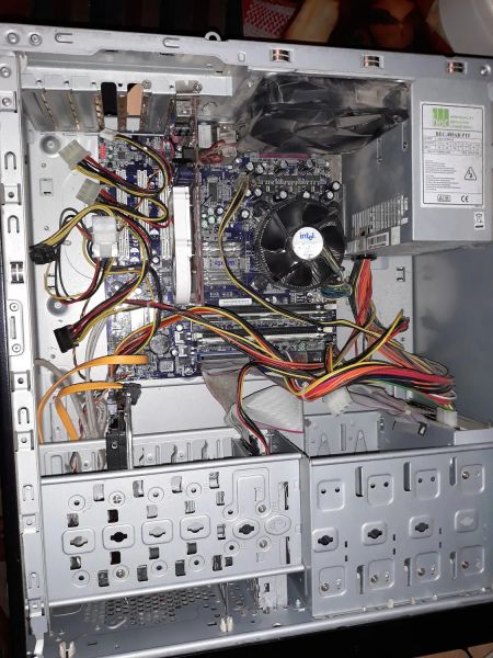 Апгрейд ПК
Поступил на ремонт старый компьютер 2007 года, весь был пыльный и вздутые конденсаторы. Казалось бы ремонту не подлежит. Что мы с этим делаем смотрим дальше. 