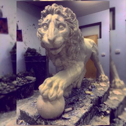 Лев из гипса − творческая копия
