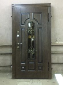 Входная металлическая дверь со стеклопакетом ковкой, отделка панелями мдф-шпон с 2-х сторон