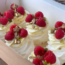 Десерт «Павлова» хрустящая меренга с нежным воздушным кремом и ягодами