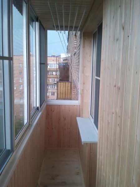 обшивка балкона  деревянной евро-вагонкой.