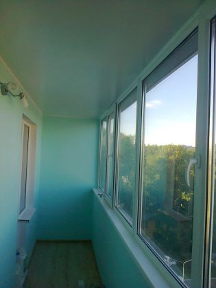Отделка балкона, окраска, монтаж пластиковых панелей на потолок