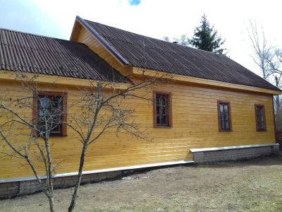 обшивка старого дома имитацией бруса и покраска.