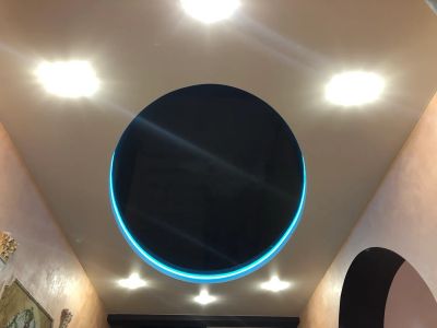 Двухуровневый потолок с использованием Разных материалов и подсветкой внутри овала