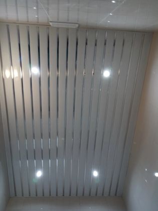 Алюминиевый реечный потолок, точечные светильники