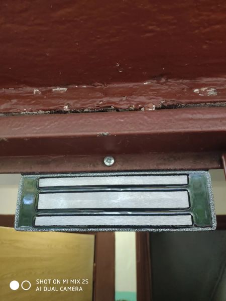 Установка электро-магнитного замка на подъездной двери. 