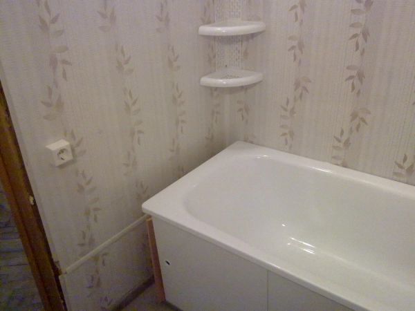 Ремонт ванной комнаты (стены обшиты пластиковыми панелями, установлена ванная, проведена электропроводка и установлена розетка, установлена полочка)