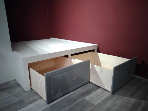 Встроенная кровать подиум с выкатными ящиками