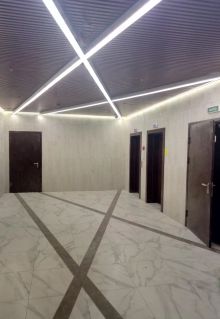 Монтаж подвесных светодиодных светильников в лифтовом холле апарт-центра (инсталляция изготовлена нашими специалистами по ТЗ Заказчика)