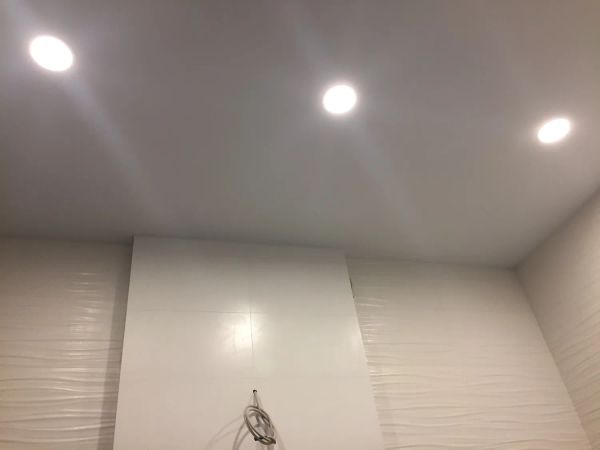 монтаж натяжного потолка в ванной комнате, установка точечных светильников, рельефная плитка - усложнение работы, большое количество углов.