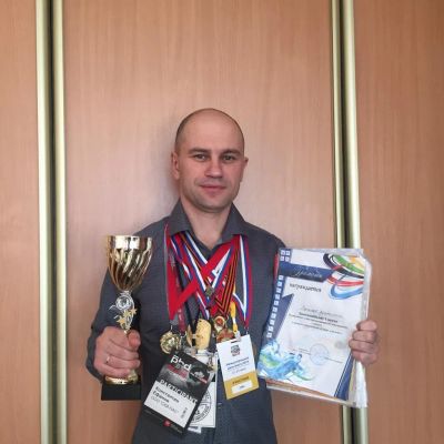 Спорт-это жизнь:жим штанги лежа,силовое троеборье,настольный теннис и футбол.