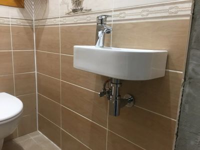 монтаж раковины с смесителем и металлическим сифоном