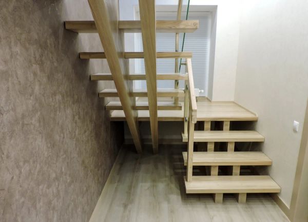 Лестница деревянная 