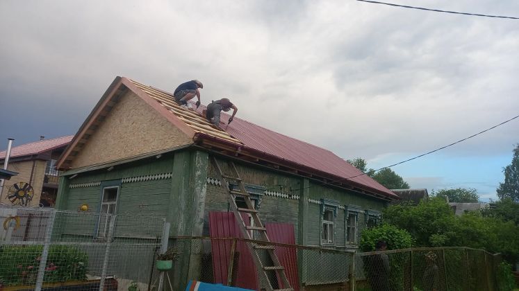 Это крышу старую сняли, заново делаем. Новый крыша, а дом старый.