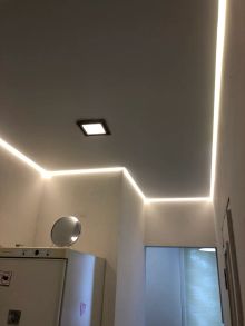 Парящий потолок с светодиодной ленты по периметру