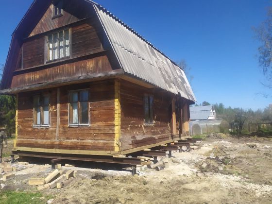 Вырица. Демонтаж пристройки и временный монтаж крыши и стены. Замена венцов. Дополнительный фундамент под пристройку. Демонтаж печи.