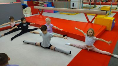 Прямой шпагат в группе детей возрастом 7-10 лет