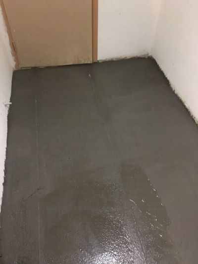 Залита стяжка в коридоре и кухне. Средний слой 4см