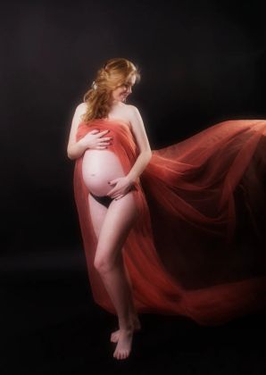 Студийная фотосессия беременности в низком ключе