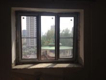 Монтаж пластового окна с ламинацией с обеих сторон