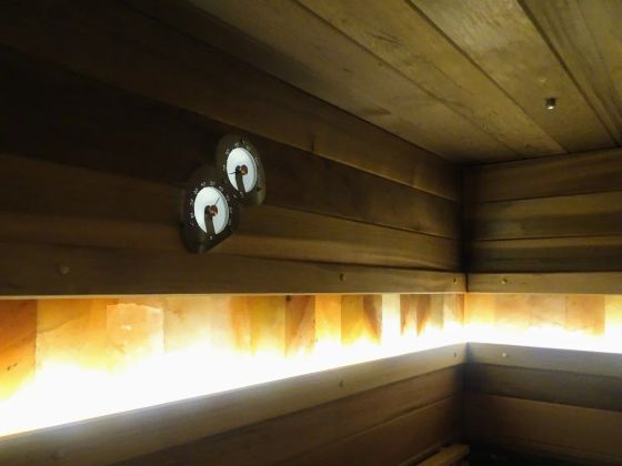 Подсветка гималайской соли в дровяной сауне. Отделка сауны канадским кедром. Дизайн эксклюзив. Термогигрометр с подсветкой от Cariitti