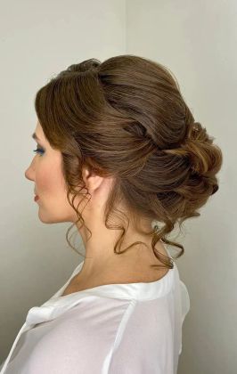 Собранный пучок на среднюю длинну до плеч