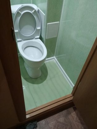 Туалет под ключ :плитка на пол, пластиковые панели на клей, навесной потолок и монтаж унитаза 