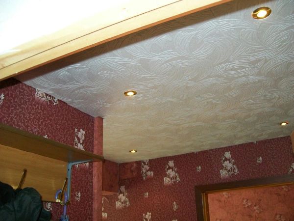 обои, полочная плитка на подвесном потолке со встроенными софитами