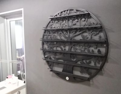 Навеска декоративной полки в салоне красоты