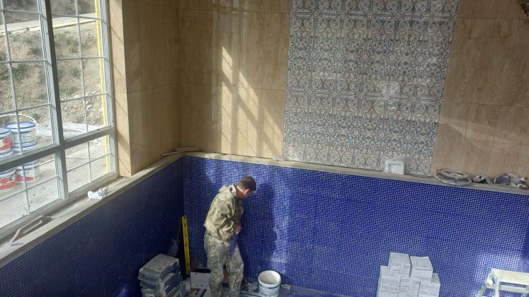 Выравнивали стены и укладывали мозаику 