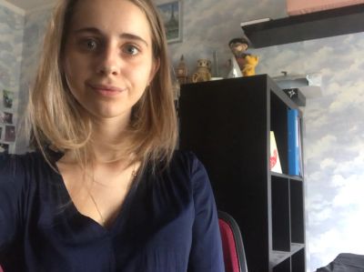 Если Вы решили заниматься дистанционно, то на экране Вашего компьютера Вы будете видеть меня примерно в таком интерьере. Дистанционные занятия я всегда провожу за рабочем столом,чтобы сохранять рабочую атмосферу.