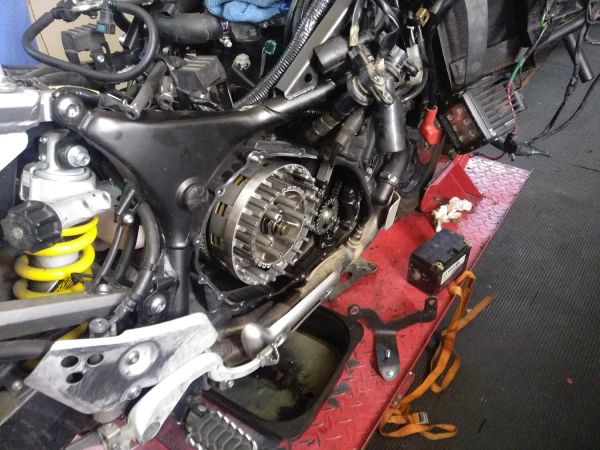 Регулировка клапанов и диагностика сцепления на мотоцикле Yamaha XT1200Z