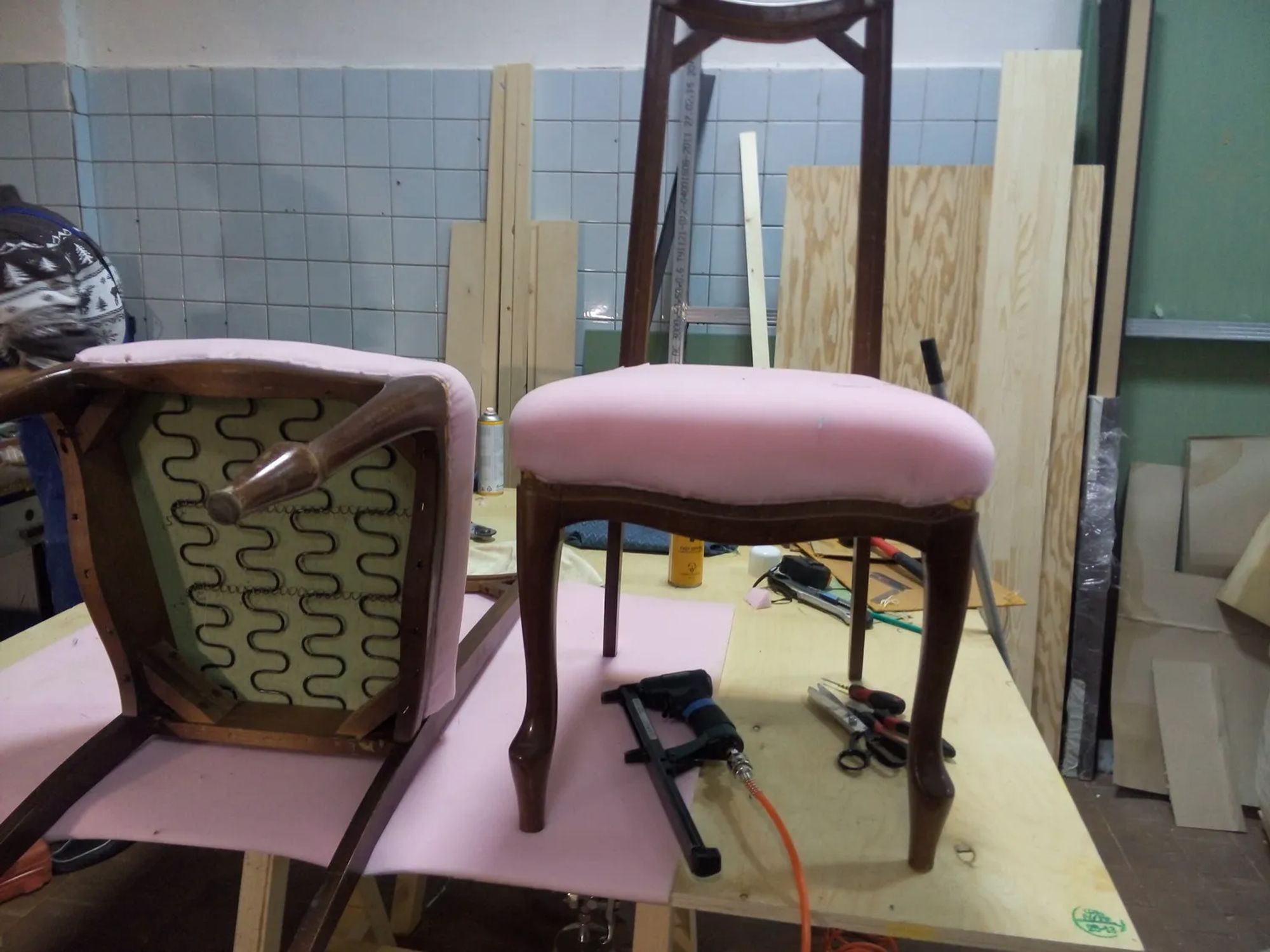 Мастер по перетяжке мебели стулья в Красногорске