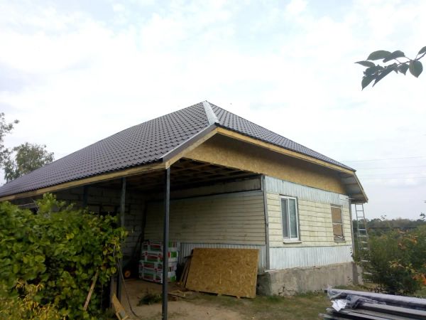 крыша полувальмовая двускатная с метровым фронтоном