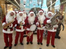 Духовой оркестр в костюмах Санта-клаусов в ТРЦ 