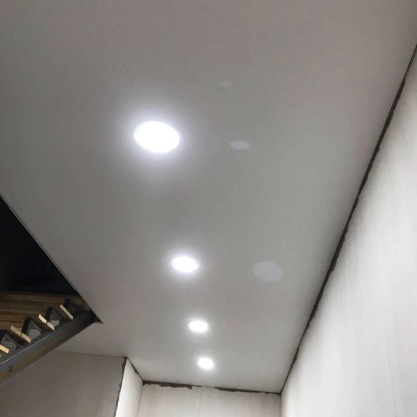 Матовый потолок в коридоре с точечными светильниками 