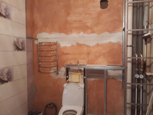 Ванная комната с подбором рисунка, на белом фоне, в процессе установки короба