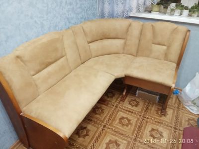 перетяжка кухонного уголка в замшу