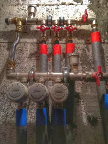 Система напольного отопления с ограничителями температуры обратного потока
