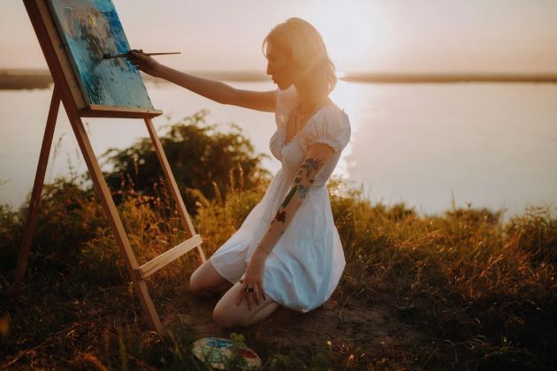 Творческая художественная фотосъемка на берегу амура на закате