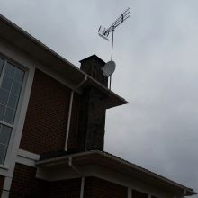 Установка цифровой и спутниковой антенн на матче на трубе дома.