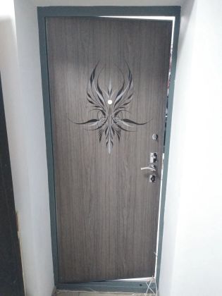 Оформление офисной двери в американском стиле и технике Pinstriping.