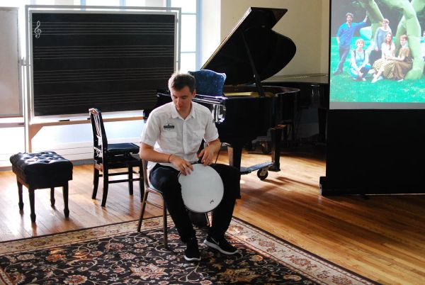 играю на frame drum (рамочный барабан) в рамках обучения музыкальной критике и кураторству в Бард Колледже (США)