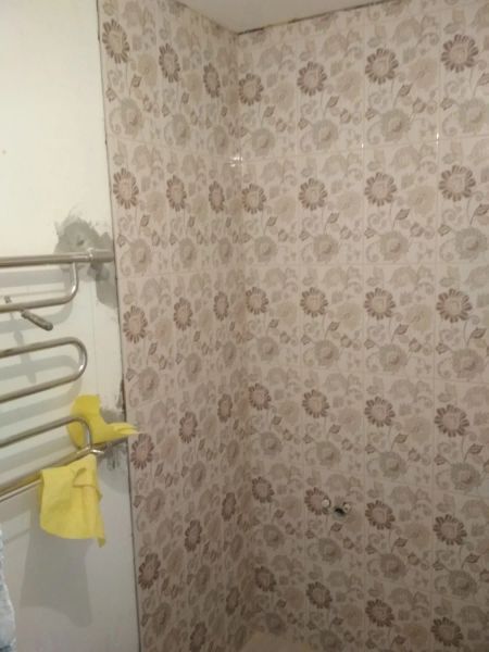Облицовка стен плиткой в ванной под установку душевой кабины