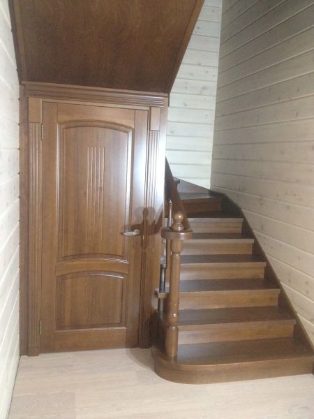 Лестница с закрытым подлестничным пространством, массив лиственницы, дверное полотно лиственница