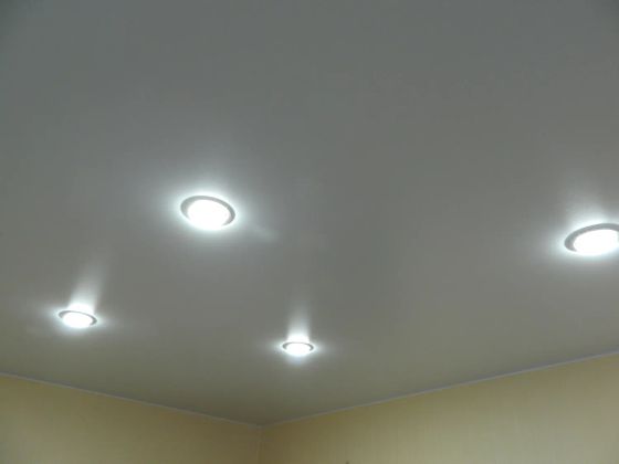 Ванная комната с точечными светильниками
