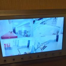 видеодомофон, с полным обзором на этаже и выводом подъездной камеры, выполнено сопряжение с подъездной системой жилого дома