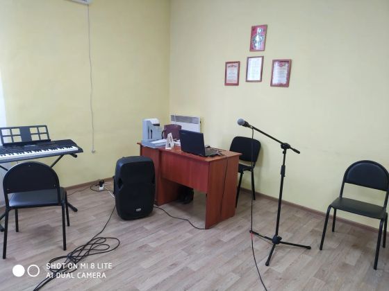 Отдельный кабинет и всё необходимое (ноутбук,колонка,микрофон,синтезатор) для занятия музыкой,вокалом,занятия на инструменте.